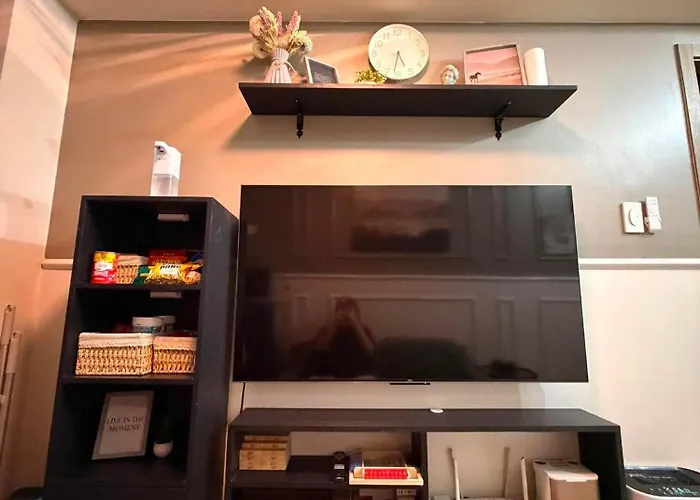 Modern Moa With Balcony, Netflix & Mini Karaoke Manila